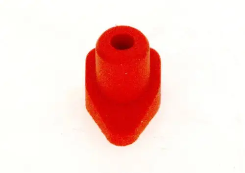Rote Kunststofftülle von Bosch mit zylindrischer Form und einer vertieften Öffnung an der Oberseite. Sie ist auf einem weißen Hintergrund angeordnet.